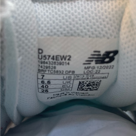 New Balance 574 Red, white, and blue sneakers. Never worn! Women’s 8.5 / Men’s 7 - Picture 4 of 9